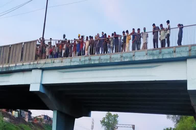 A young man jumped from a bridge in Dhanbad