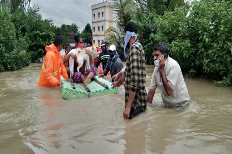 వరదలో చిక్కుకున్న 20 కుటుంబాలు.. కాపాడిన అధికారులు