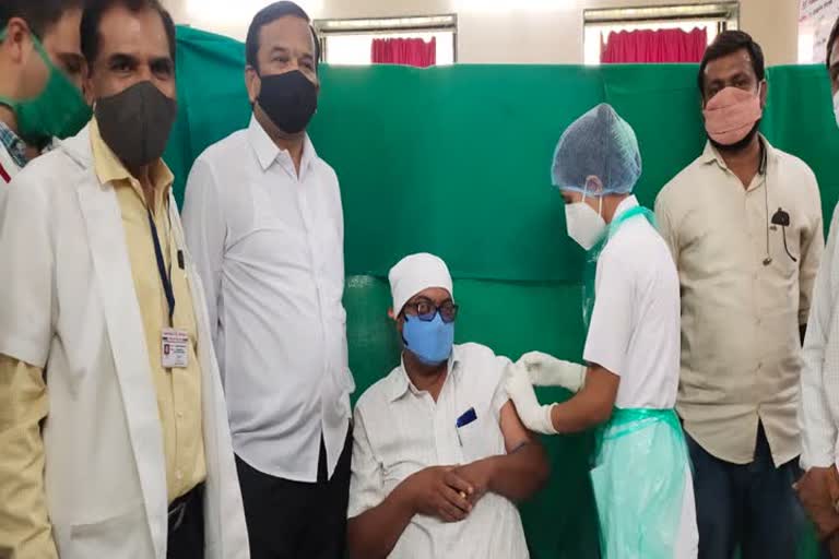 MLA Nitin Pawar vaccinated Corona