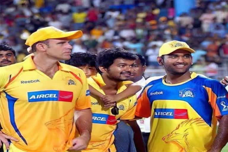 thalapathy-vijay-ms-dhoni-and-matthew-hayden-sharing-fun-moment-throwback-photo