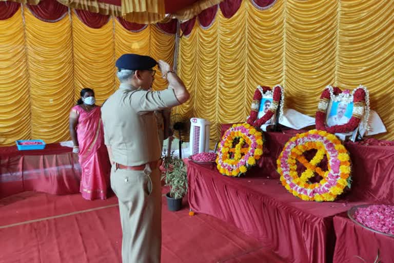 who died of corona infection while working in Chennai traffic police.  Commissioner of Police, paid floral tributes