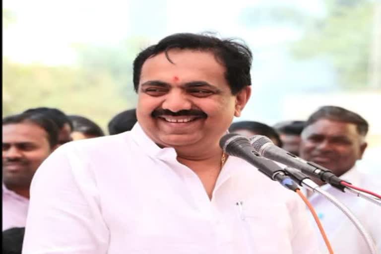 'Will discuss Almatti issue with Karnataka Chief Minister on Saturday' - Jayant Patil( Mumbai: Due to discharge of water from Almatti dam, we have to face flood situation every year. Therefore, a meeting will be held with the Chief Minister of Karnataka at 10.30 am on Saturday to ensure that the flood control work will be coordinated by both Maharashtra and Karnataka. Jayant Patil clarified that the meeting is organized with a view to minimizing the damage to the people of Krishna Valley in Maharashtra and Krishna Valley in Karnataka and how the flood control work would be improved with the coordination of both the states. Earlier, a meeting regarding this was held at the secretary level. Now a meeting is being held at the ministerial level. Jayant Patil also said that efforts will be made to improve communication with the neighboring states.)