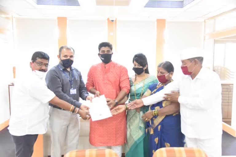 Psi pravin sane donate one lakh to cm relief fund