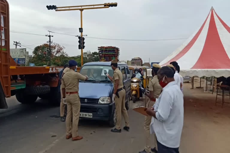 Strict vehicle inspection at checkpost due to new curfew at sriperumbudur