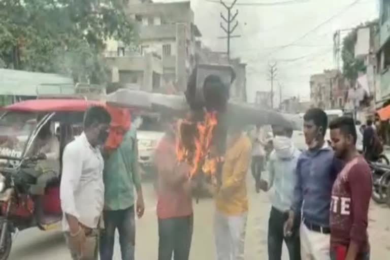 abvp worker burn the effigy of china president  