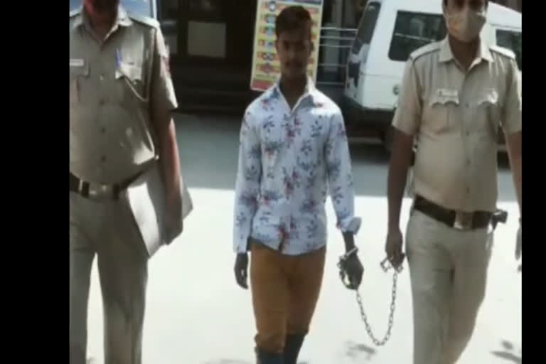 शाहदरा की सीमापुरी थाना पुलिस ने एक शातिर चोर को गिरफ्तार कर उसके पास से चोरी किया गया ज्वैलरी बरामद की है.