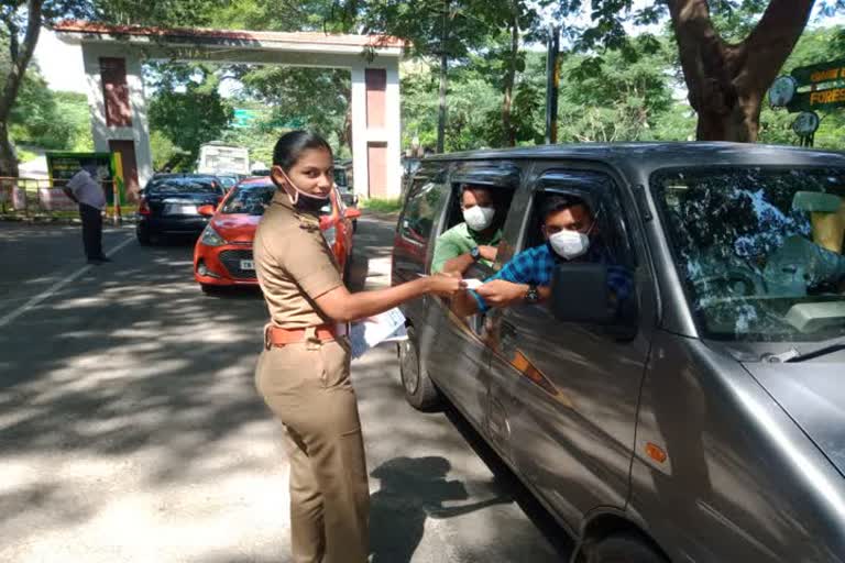 Forest Department distributes awareness leaflets to tourists