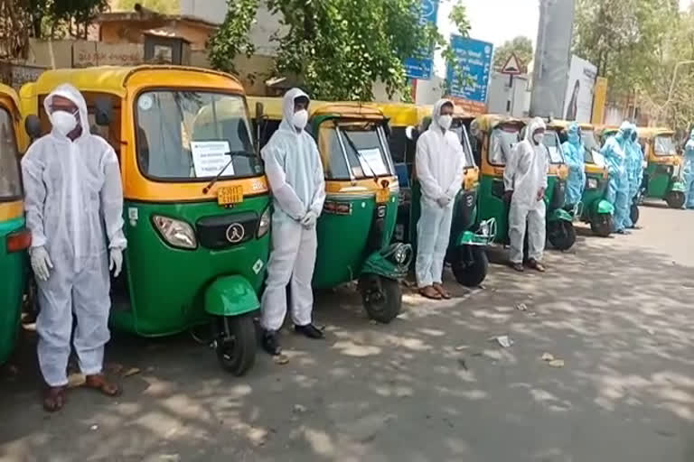 Gujarat : Autorickshaw drivers start 10 auto ambulance in Ahmedabad for corona patients Gujrat News Ahmedabad News Gujrat Covid-19 Updates ഓട്ടോ ആംബുലൻസ് അഹമ്മദാബാദ് ഓട്ടോറിക്ഷ ഡ്രൈവർസ് യൂണിയൻ കൊവിഡ് പിപിഇ കിറ്റ് മാസ്‌ക് ഗ്ലൗസ് സാനിറ്റൈസർ പനാഹ് ഫൗണ്ടേഷൻ