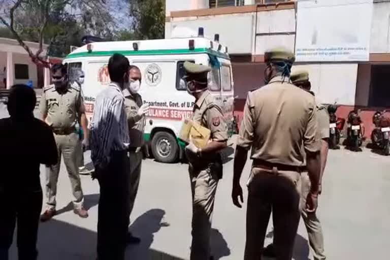 अस्पताल के बाहर खड़ी पुलिस की टीम.