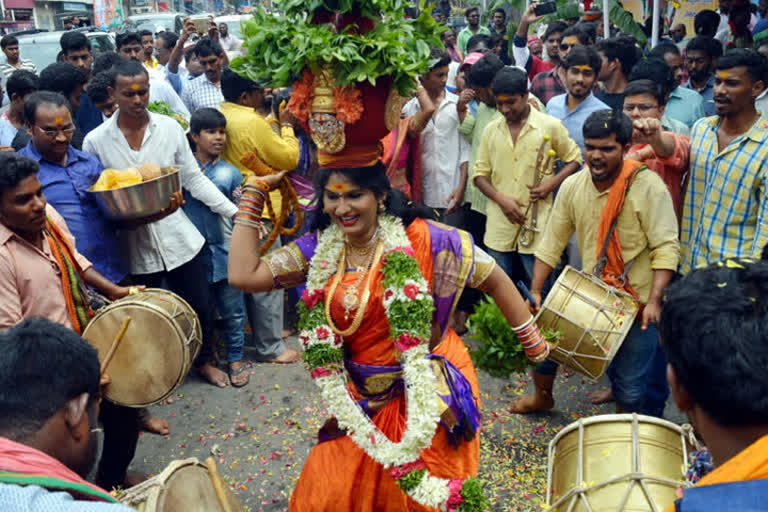 பக்தர்களின்றி பொனாலு திருவிழா- தெலங்கானா அரசு