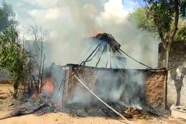 కమలాపూర్​లో అగ్నిప్రమాదం.. దగ్ధమైన ఇల్లు