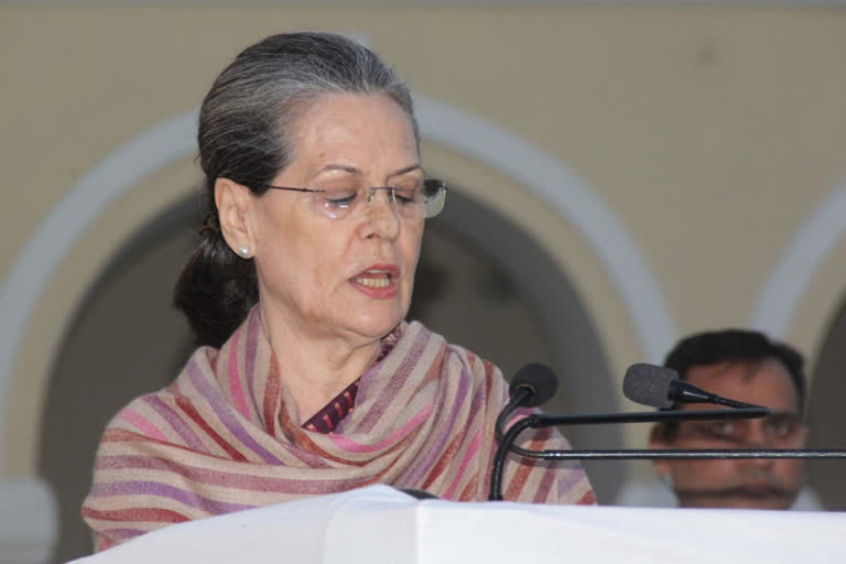 Sonia Gandhi offers to make way for new party chief