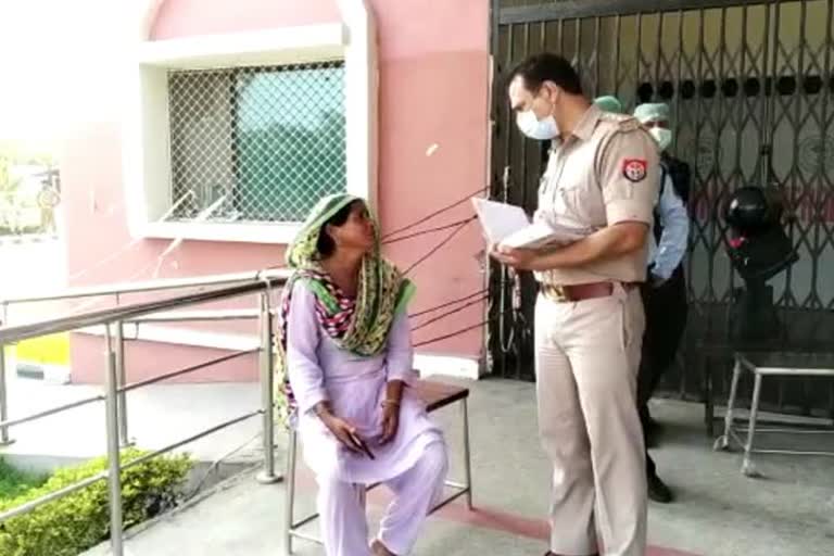 पीड़ित परिजन से बातचीत करती पुलिस.