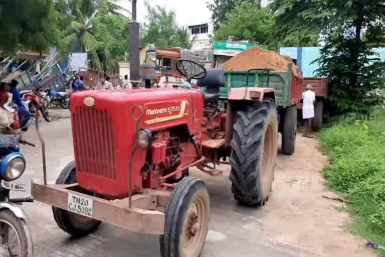 அனுமதியின்றி மண் கடத்திய திமுக பிரமுகரின் டிராக்டர் பறிமுதல்