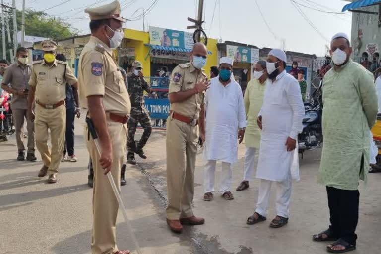 ramdhan celebrations, nirmal sp in masjid 