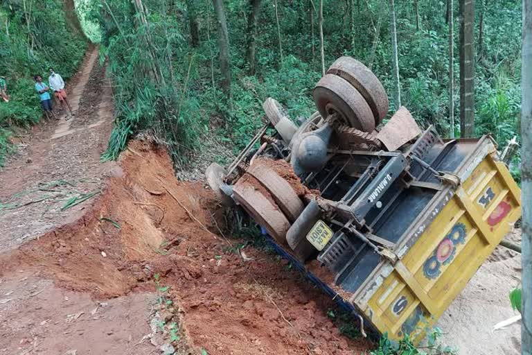  Vehicle over tun in  kadaba    