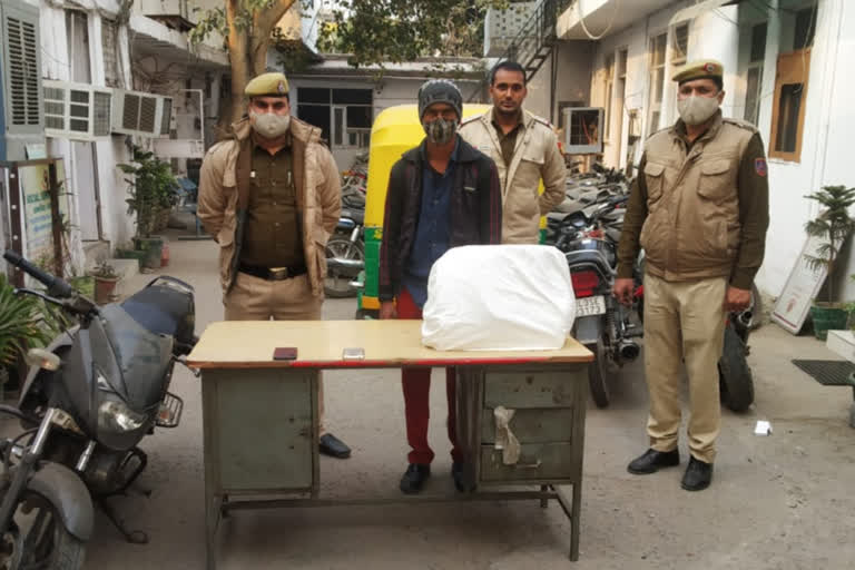 Pul Prahladpur police caught a crook