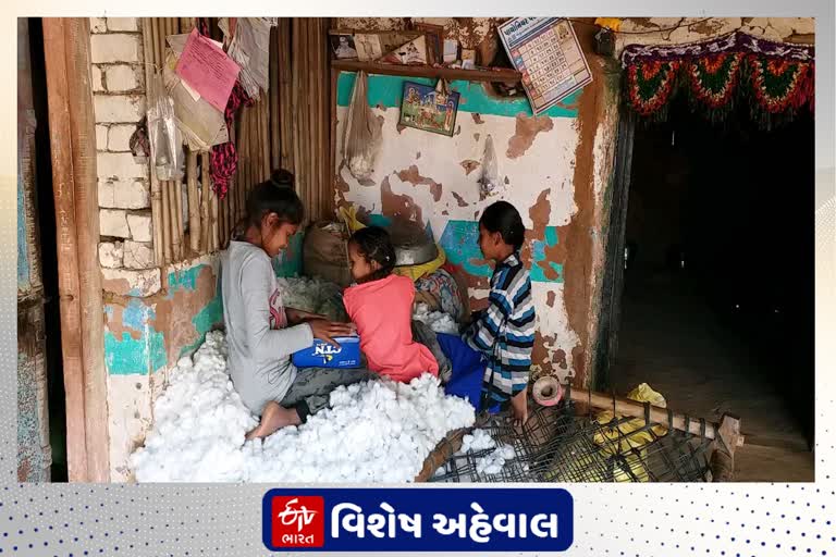 સાબરકાંઠામાં ઓનલાઇન શિક્ષણના વાયદા ખોટા સાબિત, વનવાસી વિસ્તારમાં નેટવર્ક વિના ઓનલાઇન અશક્ય