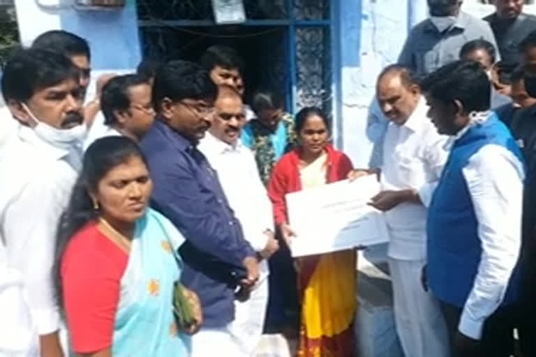 Minister Shankar Narayana visit the Snehalatha family