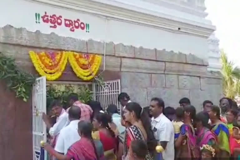 devotee lined with in Jogulamba temple