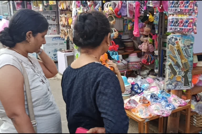 Crowd of tourists in Mahabaleshwar