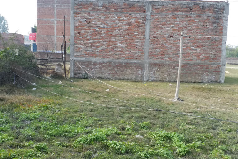 Electrical wires lying on the ground in Hariom Nagar.