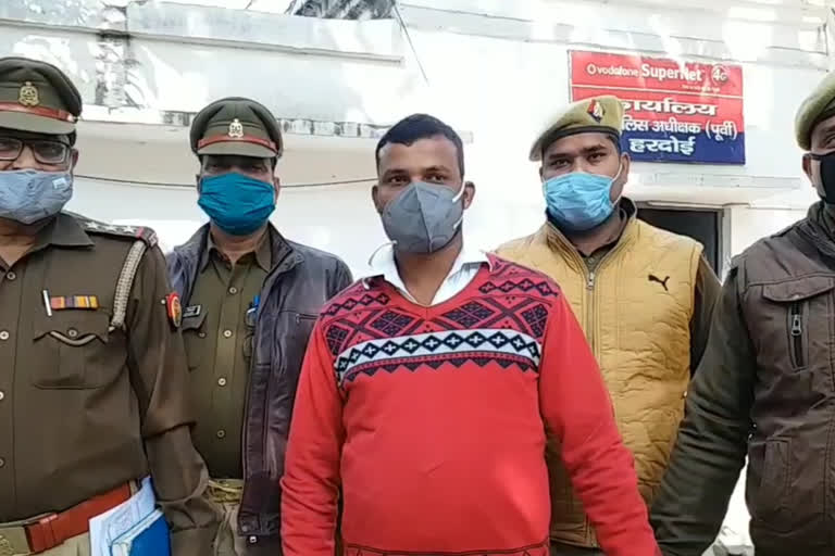 पुलिस की गिरफ्त में आरोपी बैंक मैनेजर.