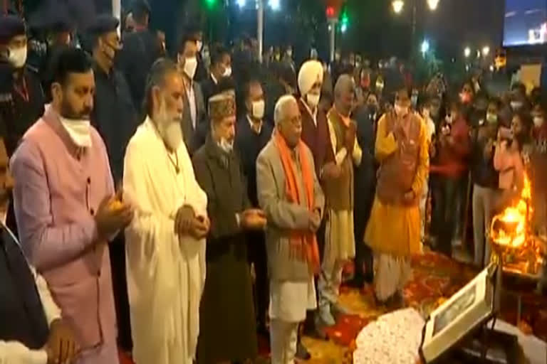 cm-manohar-lal-participated-in-mahaarti-at-brahmasarovar-in-kurukshetra