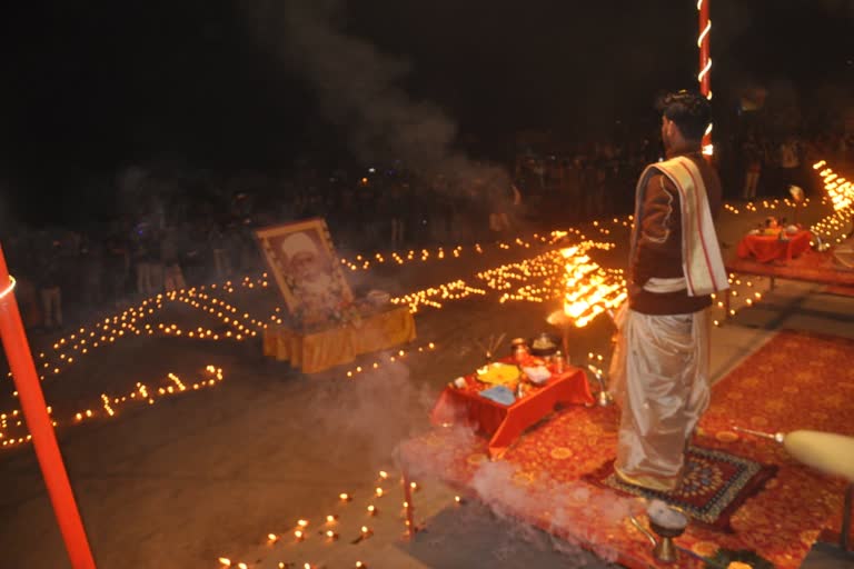 महामना को समर्पित रही अस्सी घाट की प्रसिद्ध गंगा आरती.