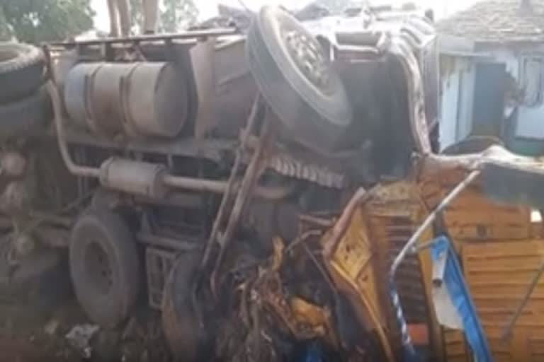 Truck mows down parked auto  four killed in Telangana  തെലങ്കാന  ഓട്ടോയിൽ ട്രക്കിടിച്ച്‌ നാല്‌ മരണം