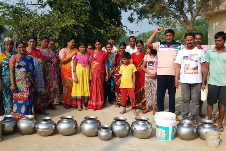 people protest for drinking water at thoorpu thanda in mahabubabad