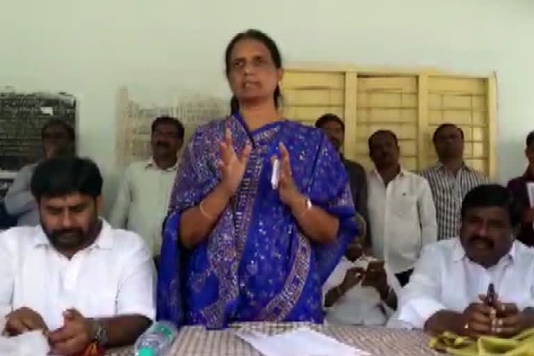 minister-sabitha-indra-reddy-shocked-by-vikarabad-accident