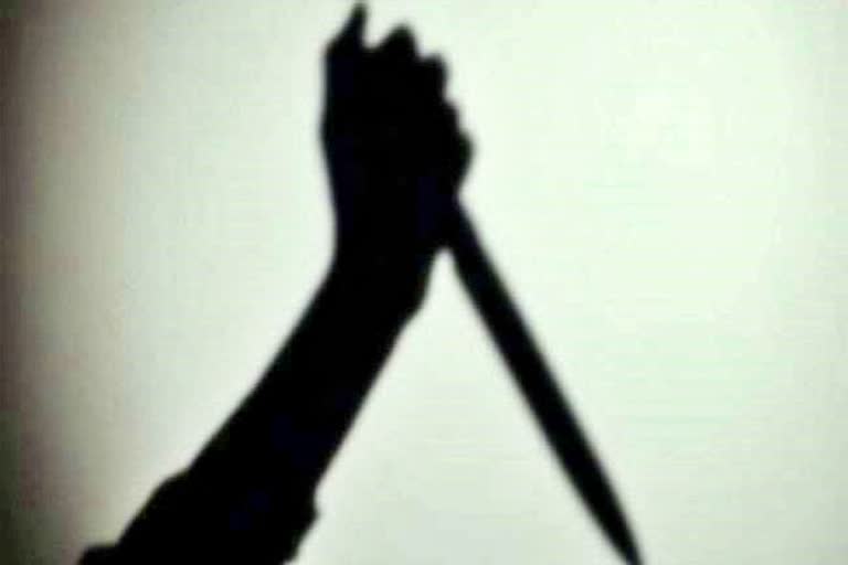 knife stabbed in friends stomach in raipur