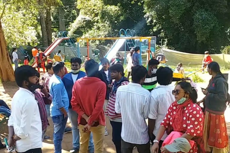 series-holiday-tourists-crowded-at-coonoor-sims-park