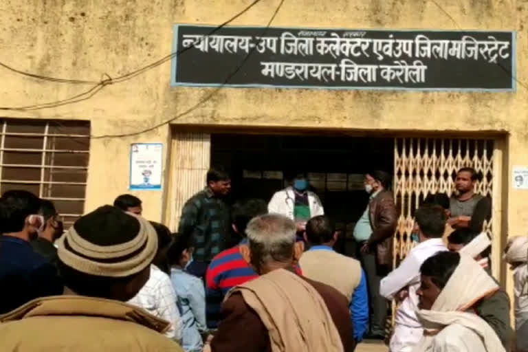 drunk man panic in Mandrayal CHC, CHC doctors staff boycott work in karauli