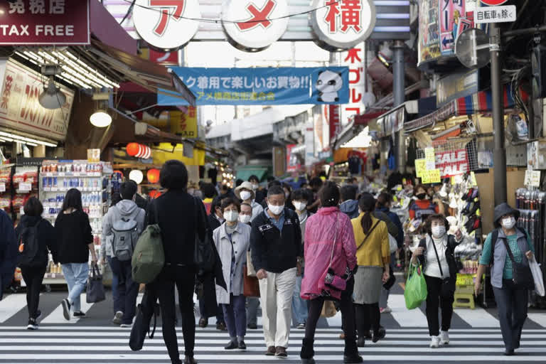 Tokyo sets new daily record with 949 Covid-19 cases amid holidays  Tokyo  Covid-19  Corona Virus  അവധിക്കാലമെത്തിയതോടെ ടോക്കിയോയിലെ കൊവിഡ് ബാധ കൂടുന്നു; ജാഗ്രത വേണമെന്ന് പ്രധാനമന്ത്രി  ടോക്കിയോ  കൊവിഡ്-19  ജാഗ്രത വേണമെന്ന് പ്രധാനമന്ത്രി  കൊറോണ വൈറസ്