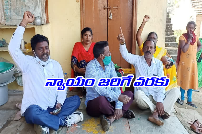 woman protest at warangal urban district,demanding to get married with army person