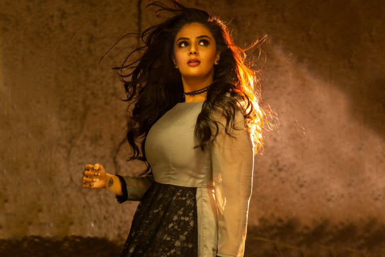 anchor sreemukhi new movie crazy uncles trailer has released