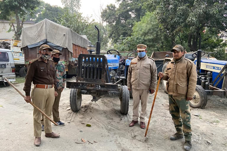 Forest department team seized tractor-trolley in dolly range