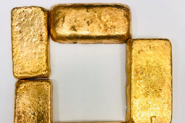 2 kilograms of gold is seized in shamshabad Airport