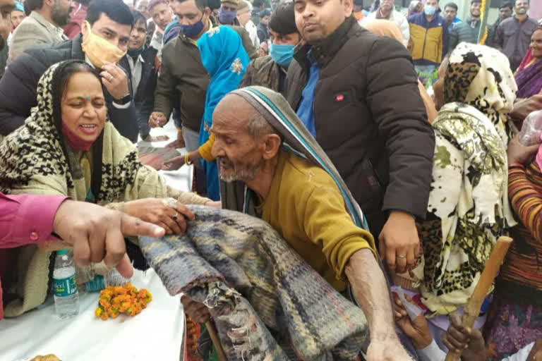 mla jai devi kaushal distributed blankets to the people