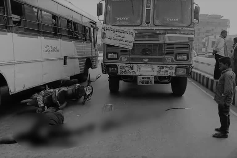 prakasam district resident was killed in road accident occured at narsaraopeta in guntur