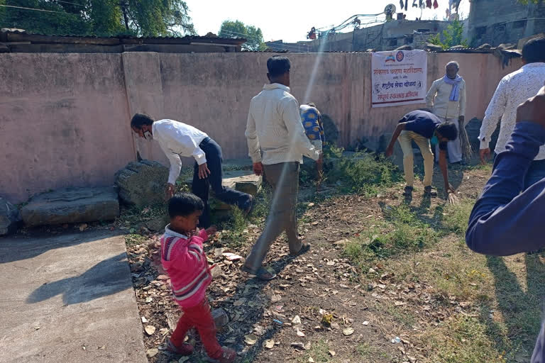 Cleaning of historical tourist places