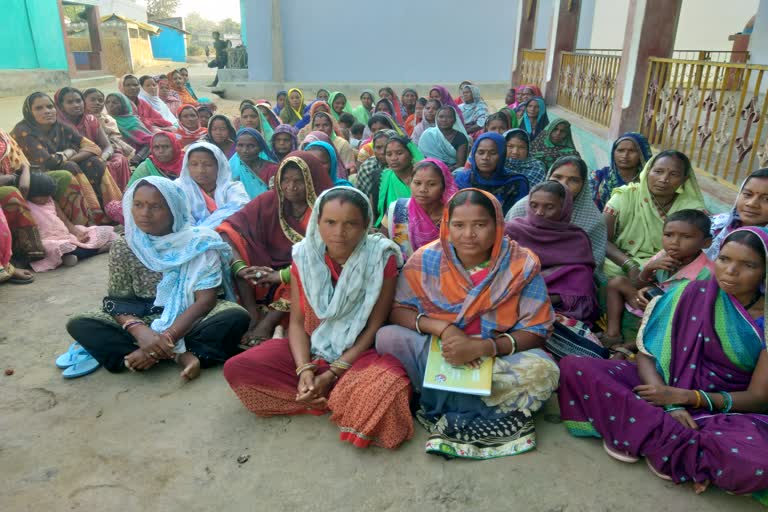 women-protest-in-rampur-over-raw-liquor-business-in-budipali-village-of-korba