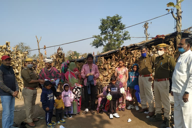 distribute food items, Chittorgarh police