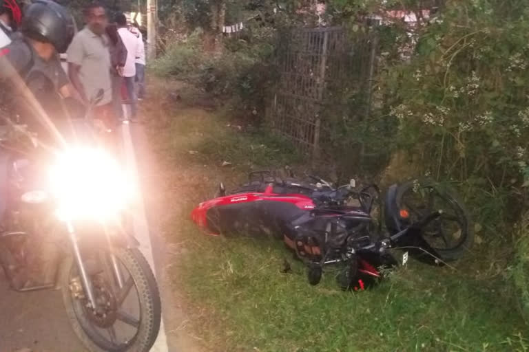 wayanad bike accident  വയനാട് ഓട്ടോയും ബൈക്കും കൂട്ടിയിടിച്ച് പൊലീസുകാരന് പരിക്ക്  വയനാട്  പനമരം പൊലീസ്  കോഴിക്കോട് മെഡിക്കൽ കോളജ്