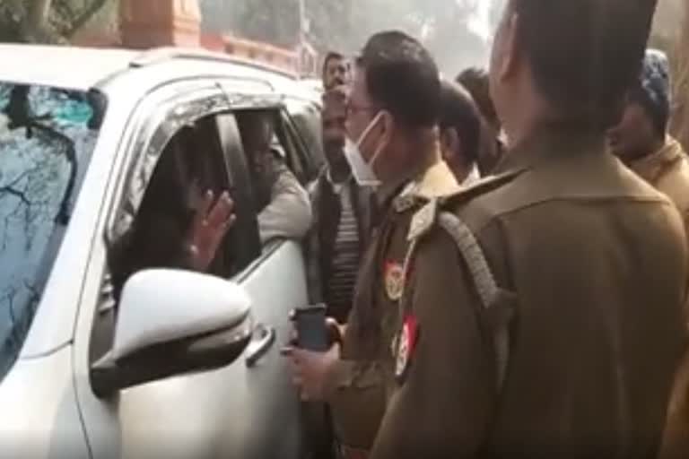 पीपा पुल का उद्घाटन करने जा रहे पूर्व मंत्री अंबिका चौधरी को पुलिस ने रोका