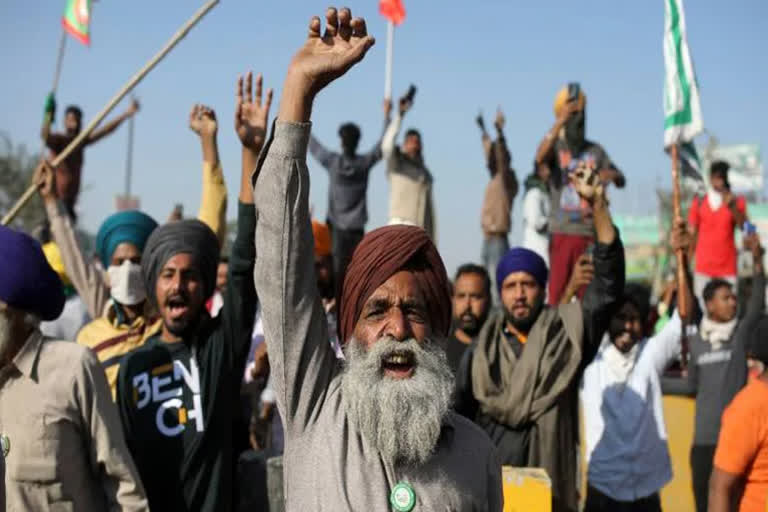 protesting-farmers-by-clang-thalis-when-pm-addresses-mann-ki-baat