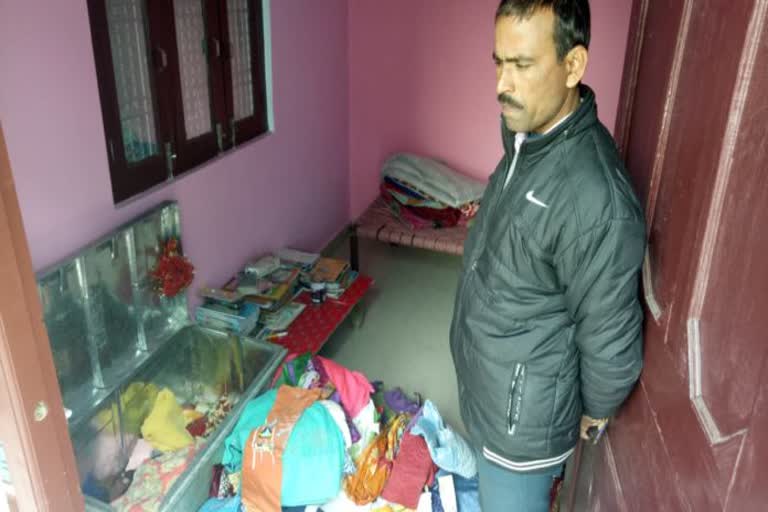millions stolen from a teacher house in Siwan