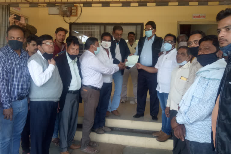 Angry businessmen submit memorandum to SDOP for not caught thief